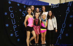 Charlotte, Léane et Mélanie, les twirlers avec derrière de gauche à droite Marine, Camille, Laura et Manon supportrices mais aussi eux mêmes twirlers dans l'équipe junior excellence du club. 